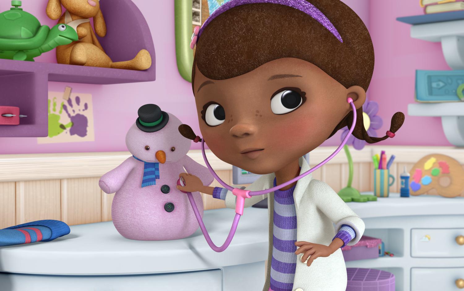Doc McStuffins giving a pink coloured Chilly a check-up 